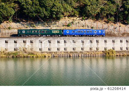 流れ穏やかな球磨川下流沿いを走るD&S列車「かわせみ やませみ」 流れ穏やかな球磨川下流沿いを走るD&S列車「かわせみ やませみ」 61208414