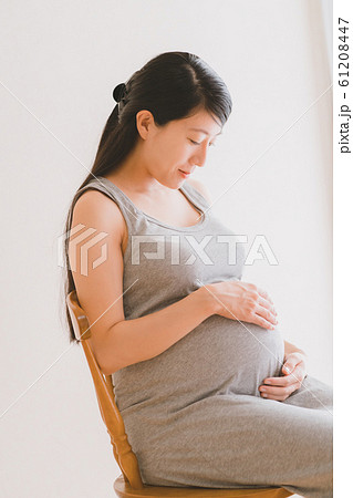 pregnant woman 61208447
