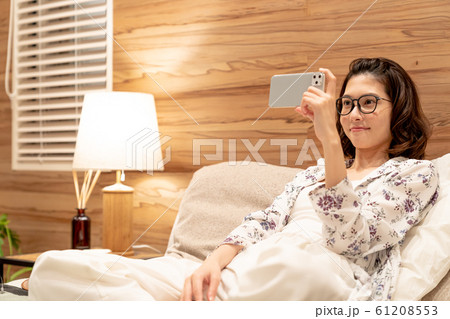 寝室、ベッドルーム、スマホ 61208553