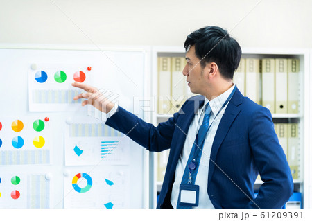男性会社員 ビジネスマンビジネスイメージ 男性会社員 ビジネスマンビジネスイメージ 61209391