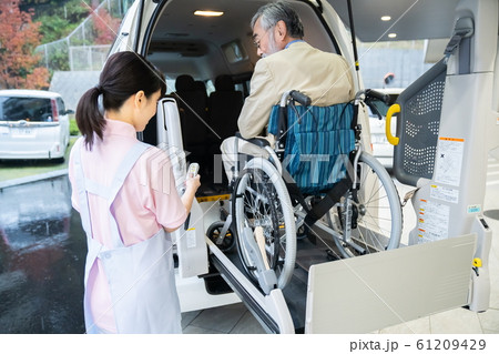 シニア男性と介護士　介護車　福祉車両 61209429