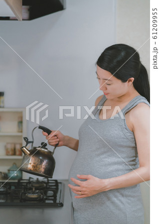 pregnant woman pregnant woman 61209955