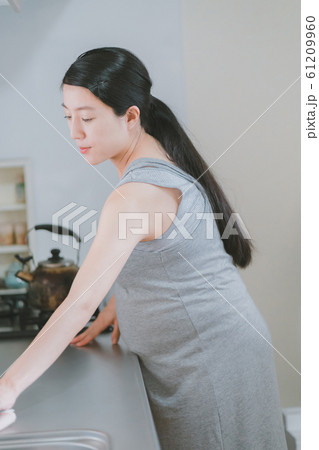 pregnant woman pregnant woman 61209960