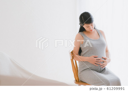 pregnant woman 61209991