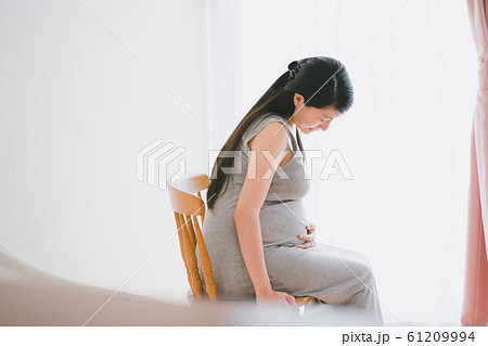 pregnant woman 61209994