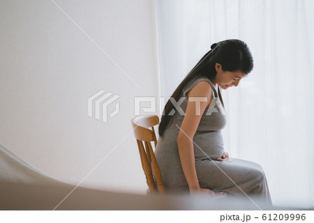 pregnant woman 61209996