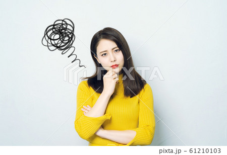 不満顔の女性 61210103