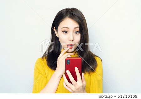 驚く女性 61210109