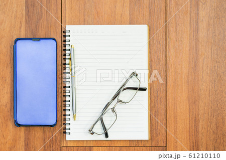 Top view image of open notebook with blank page 61210110