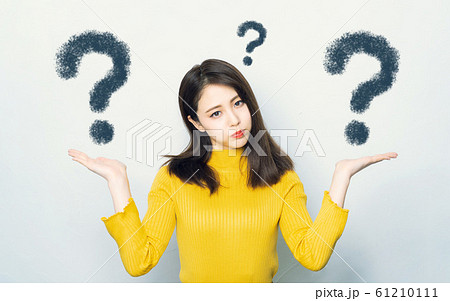 比較する女性  61210111