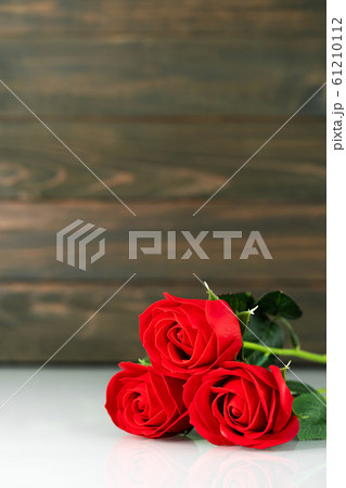 Red roses on table with copy space 61210112
