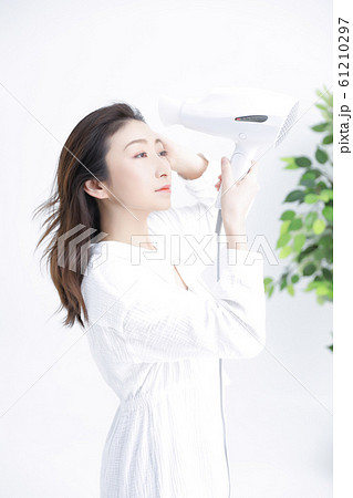 ドライヤーを使う女性 ドライヤーを使う女性 61210297