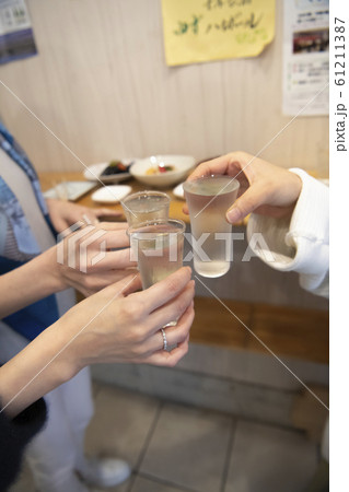 日本酒を立ち飲み 61211387