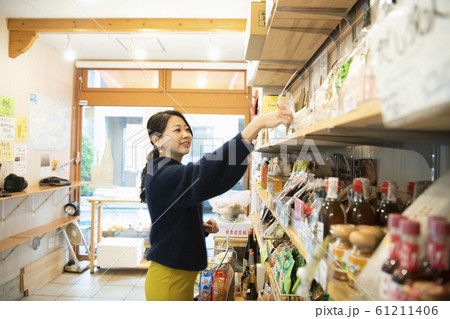 商品を選ぶ女性 商品を選ぶ女性 61211406