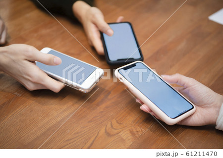 スマートフォンを操作する手元 61211470