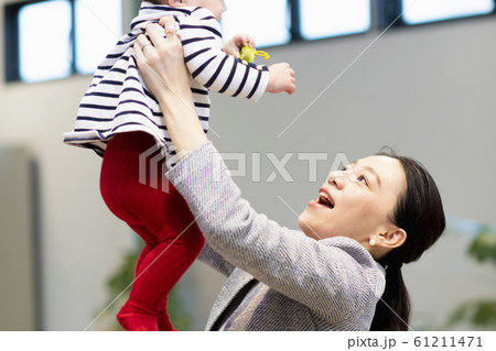 赤ちゃんをあやす女性 赤ちゃんをあやす女性 61211471