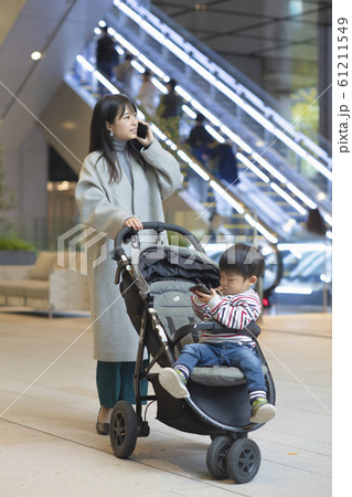 子供と一緒に出勤する女性 61211549