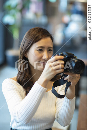 写真撮影をするインスタグラマー 写真撮影をするインスタグラマー 61211557