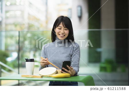 オフィス街でのランチ オフィス街でのランチ 61211588