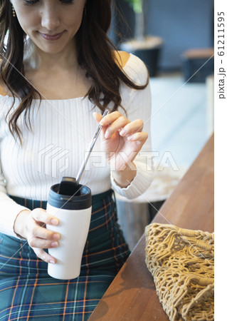 マイストローを使う女性 マイストローを使う女性 61211595