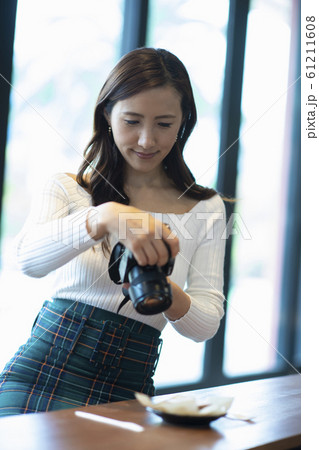 写真撮影をするインスタグラマー 61211608