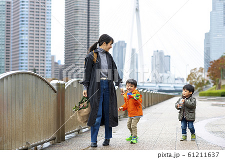子供と母親 子供と母親 61211637