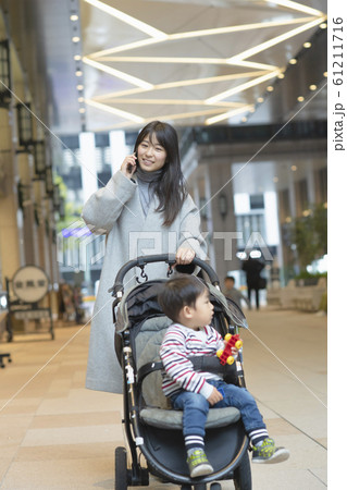 子供と一緒に出勤する女性 子供と一緒に出勤する女性 61211716