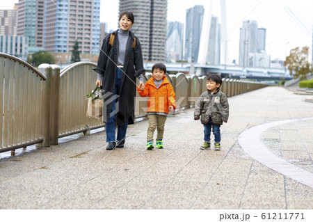 子供と母親 子供と母親 61211771