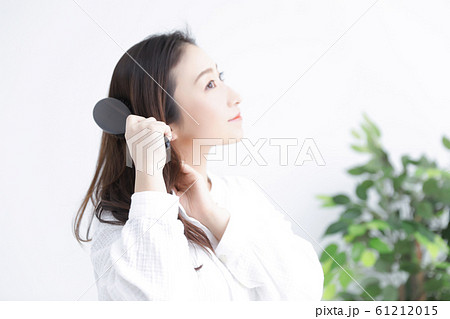 髪をとかす女性 61212015