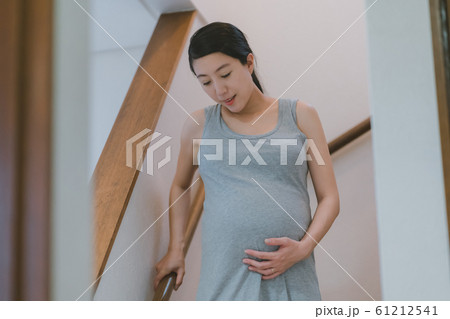 pregnant woman pregnant woman 61212541