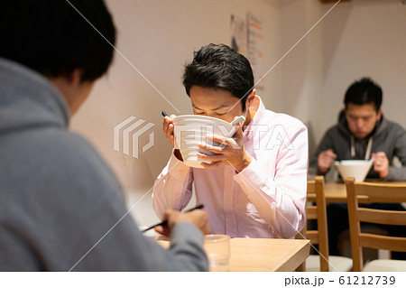 ラーメン 食べる 食事 おいしい ラーメン 食べる 食事 おいしい 61212739