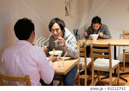 ラーメン　食べる　食事　おいしい 61212742