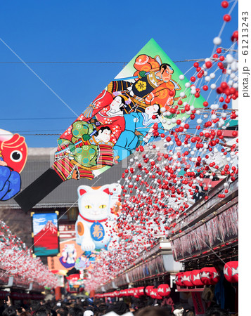 正月の浅草仲見世通り 61213243