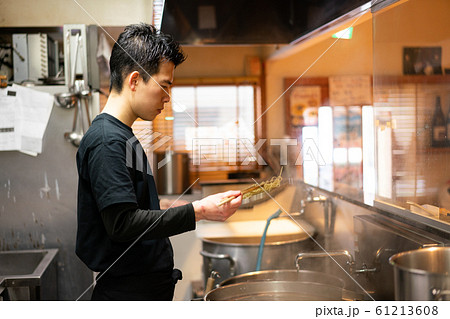 麺　ラーメン　作る　調理　茹でる　厨房 61213608