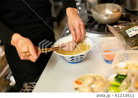 麺　盛り付け　ラーメン　作る　調理　厨房 61213611
