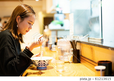 ラーメン 女性 食べる 食事 ランチ ラーメン 女性 食べる 食事 ランチ 61213615