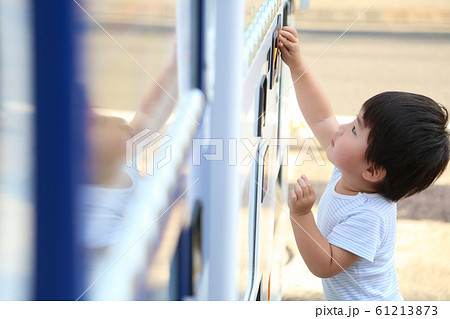 自動販売機を使う男の子 61213873