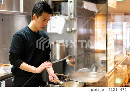 ラーメン　作る　調理　厨房 61214472
