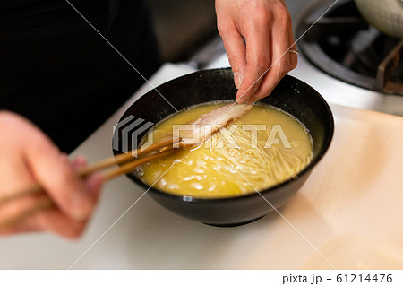 麺 盛り付け ラーメン 作る 調理 厨房の写真素材