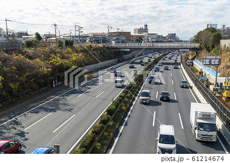 神奈川県の大和トンネル付近Uターンラッシュで混雑する東名高速道路 61214674
