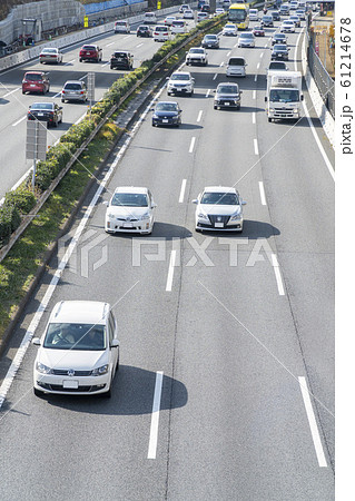 神奈川県の大和トンネル付近uターンラッシュで混雑する東名高速道路の写真素材