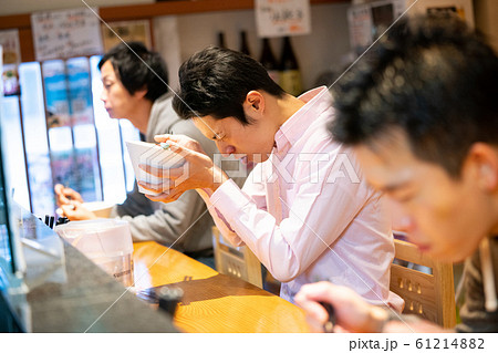 うまいラーメンを食べて感動する男性 61214882