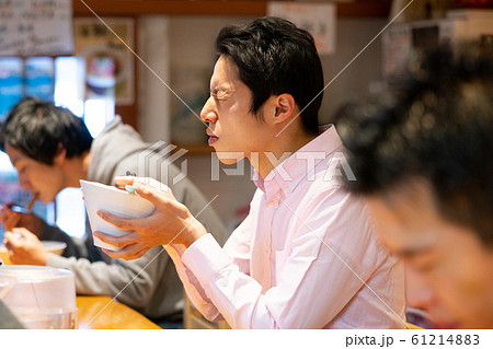 うまいラーメンを食べて感動する男性 61214883