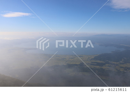 夏の福島県の磐梯山の山頂からの猪苗代湖 夏の福島県の磐梯山の山頂からの猪苗代湖 61215611