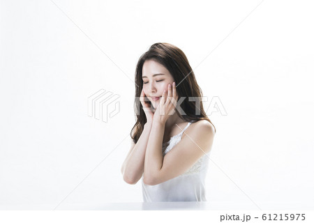 美しい女性のポートレート 美しい女性のポートレート 61215975