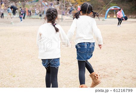 仲良しの小学生女の子の写真素材