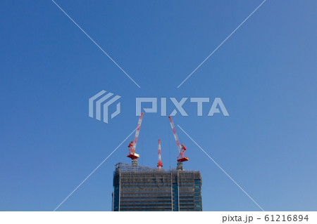 工事中のビルと青空 工事中のビルと青空 61216894
