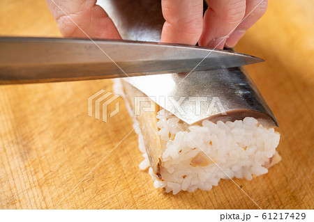 〆鯖の棒寿司を切る 〆鯖の棒寿司を切る 61217429