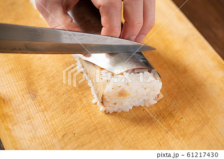 〆鯖の棒寿司を切る 61217430