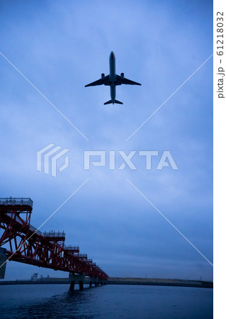 曇り空の中を離陸する飛行機 曇り空の中を離陸する飛行機 61218032